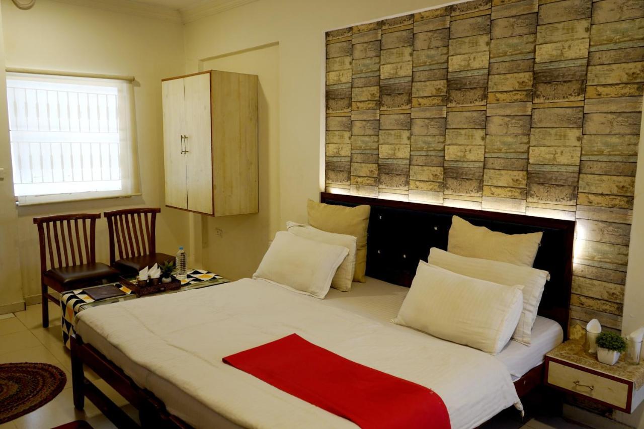 Hotel Krishna Ахмедабад Экстерьер фото